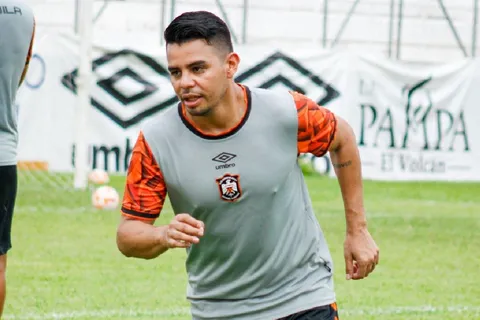 Alex Larín arremete contra su exentrenador en Alianza
