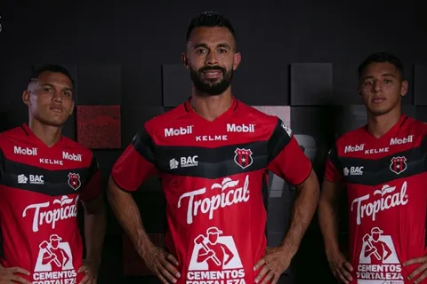 Alajuelense presentó su nuevo uniforme inspirado en el equipo de 1941
