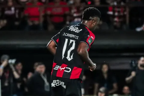 Campbell sorprende a los manudos.