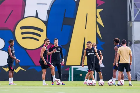 Lamine Yamal vuelve a entrenarse con Barcelona y marca en la práctica, según SporTV