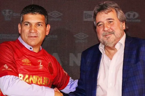 Municipal presentó a su técnico mexicano