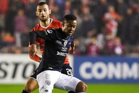 Gabriel Torres fue titular contra el Independiente de Argentina