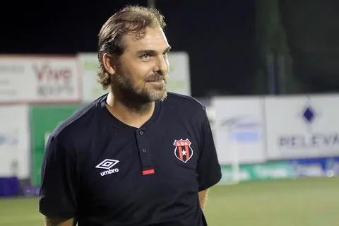 Andrés Carevic reveló como hace Alajuelense para vencer a los rivales que “le meten el bus”