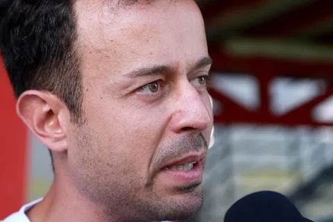 Javier Santamaría está en el centro de la tormenta.