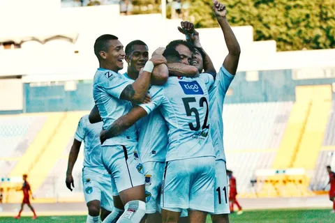 Comunicaciones goleó 3-0 a Municipal y se adjudicó el Clásico 312