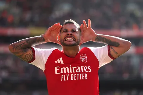 Bruno Guimarães celebró el gol de la remontada del Arsenal.