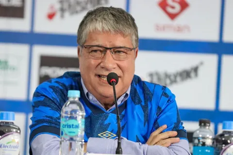 Bolillo Gómez en conferencia de prensa.
