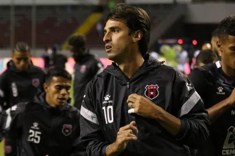 Bryan Ruiz pidió respaldar a Albert Rudé en Alajuelense