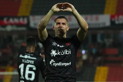 "Estoy preparado para dar el salto": Carlos Mora habló sobre su posible salida de Alajuelense