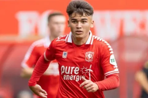 Manfred Ugalde sigue sumando minutos con Twente