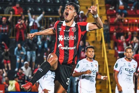 Fernando Lesme no continuará jugando en Alajuelense. (Foto: La Nación)