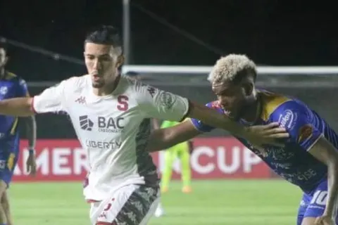 Universitario y Deportivo Saprissa empatan sin goles en un partido con pocas emociones