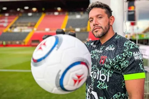 Leonel Moreira tiene varios equipos interesados en él.