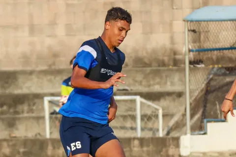 Gabriel De Azevedo da las sensaciones de debutar con El Salvador en el estadio Cuscatlán