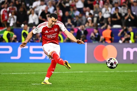 El Balón de Oro proyectó el penal fallado por Gabriel con el defensor entre el público