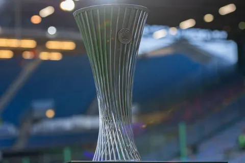 El trofeo de la Conference League.
