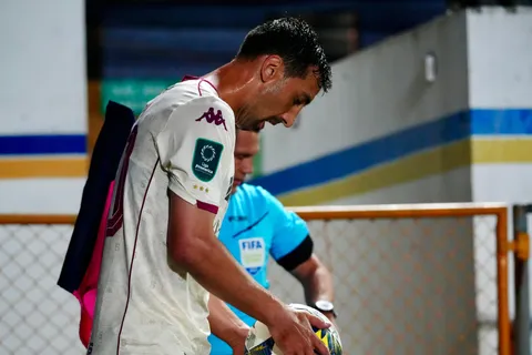 Mariano Torres quedó mal parado. (Foto: Saprissa)