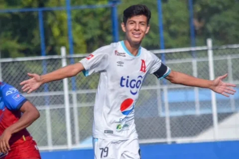 Futbolista salvadoreño viaja a incorporarse al Monterrey de México