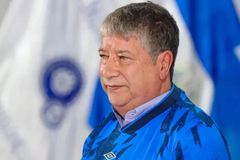 Nadie lo vio venir: Bolillo Gómez atraviesa una incómoda situación en El Salvador.