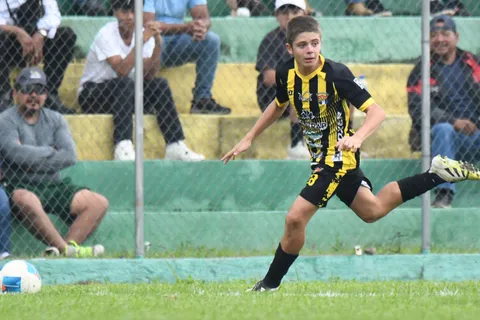 Sus abuelos son dos históricos, debutó a los 15 años en la Liga Nacional y es una de las principales joyas del futbol de Guatemala
