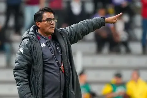 Vladimir Quesada le marca la salida a un extranjero.