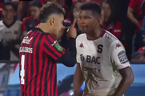 Se dijeron de todo: el tenso cruce entre Guillermo Villalobos y Fidel Escobar tras el golazo de Kenay Myrie para Saprissa