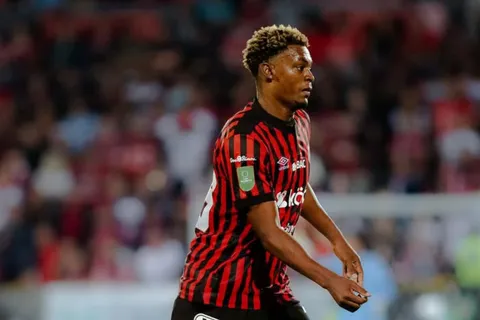 Rashir Parkins sufrió un duro golpe ante Olimpia. (Foto: LDA)