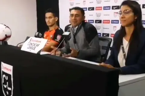 DT de Águila y periodista tico chocan en plena rueda de prensa de Liga Concacaf