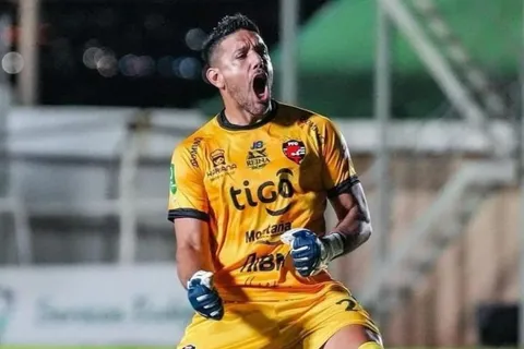Confirmado: Leo Moreira cambia de club y su reemplazo en Puntarenas será un ex Alajuelense