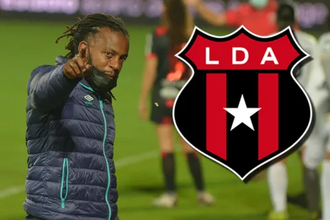 Mambo Núñez ataca a Alajuelense.