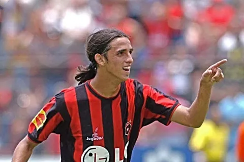 Se cumplieron 17 años del debut de Bryan Ruiz con la Liga Deportiva Alajuelense