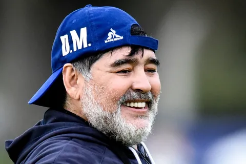Maradona emociona a todos los olimpistas posando con la camiseta del equipo