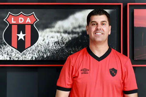 En contra de la afición: Ismael Rescalvo toma su primera decisón polémica como DT de Alajuelense