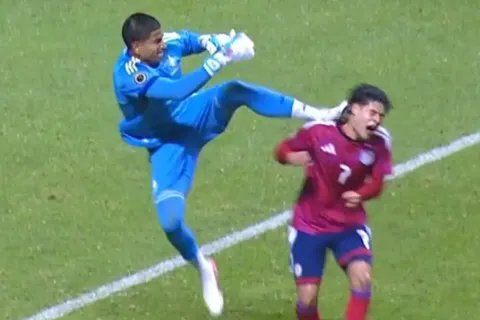 En Costa Rica piden cárcel: la brutal patada del portero de México a Gabriel Sibaja en el Premundial Sub-20