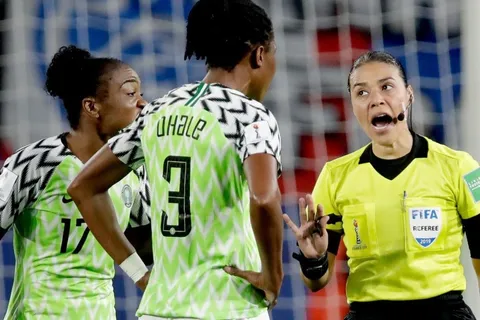 Premian a árbitra hondureña que uso 2 veces el VAR en misma jugada de Mundial Femenino