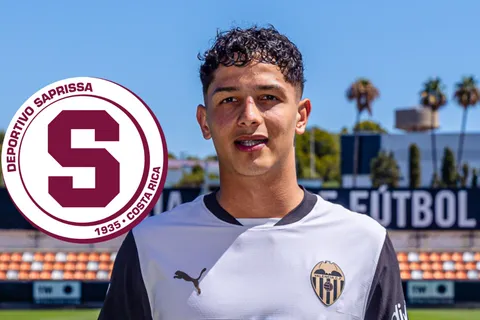 Warren Madrigal con la camisa del Valencia CF.