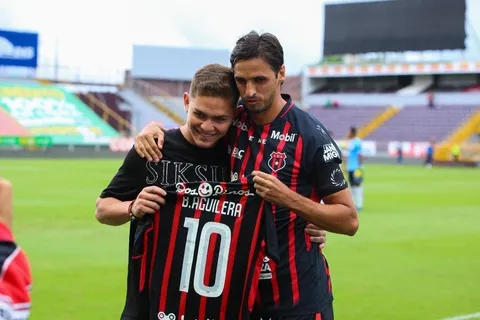 ¡Más que un homenaje! El emotivo encuentro entre Brandon Aguilera y Bryan Ruiz