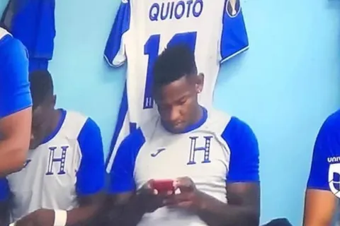 Jugador de La H no calló tras ser sorprendido viendo el celular antes de partido