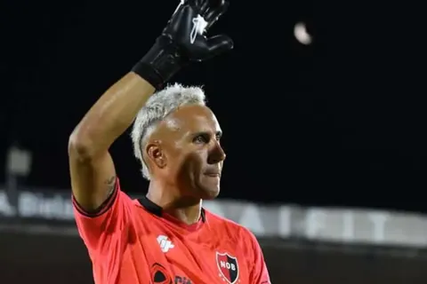 "Salgo por USD 200 mil": la jugada secreta de Keylor Navas para irse de Newell´s se filtra y genera un escándalo en Argentina