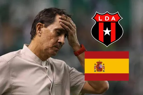 Alexandre Guimaraes se toma la cabeza.