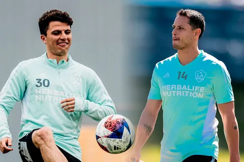 El futbolista tico que se llevó los elogios de Javier Hernández