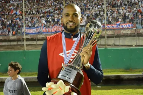 “Manotas” Mejía tiene nuevo equipo en Uruguay