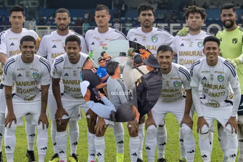 Intervino la policía: futbolistas de Comunicaciones protagonizan un tenso cruce antes del clásico con Municipal que no se vio en TV