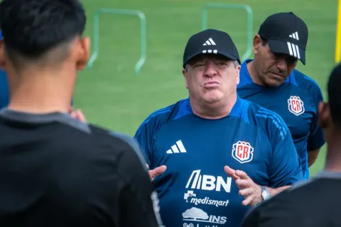 Piojo Herrera es respaldado por uno de sus jugadores. (Foto: Teletica)