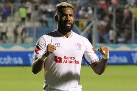 Un comentarista insta a clubes ticos a fichar a Jorge Benguché: “Este sí vale la pena”