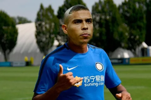 Rigoberto Rivas se cortó el cabello y homenajeó a Ronaldo Nazario