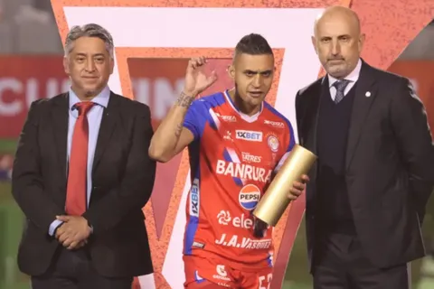 Enciende la polémica: Jorge Aparicio deja un gesto con el que lanza fuerte acusación contra Alajuelense y Concacaf