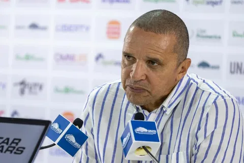 Erick Lonnis respondió por la continuidad de esta pieza clave.