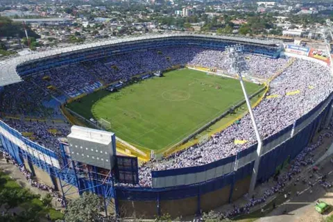 Venta de boletos para entrar al Cuscatlán a ver El Salvador - Santa Lucía