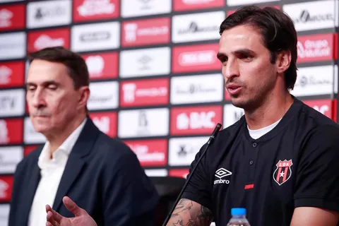 Bryan Ruiz todavía no extendió su contrato.